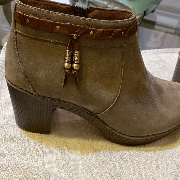 Womens Dansko taupe suede leather zip ankle boots size 9. (40).    NWOB - Picture 2 of 7
